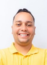 Thiaguinho de Vermelho